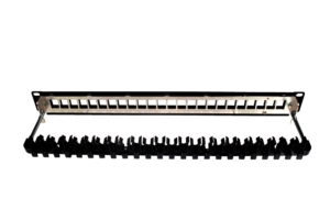 Panneau 19″ métal à équiper 24 ports avec clips de maintien arrière 1U noir