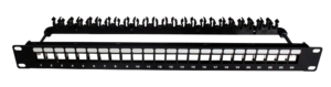 Panneau 19″ métal à équiper 24 ports avec clips de maintien arrière 1U noir